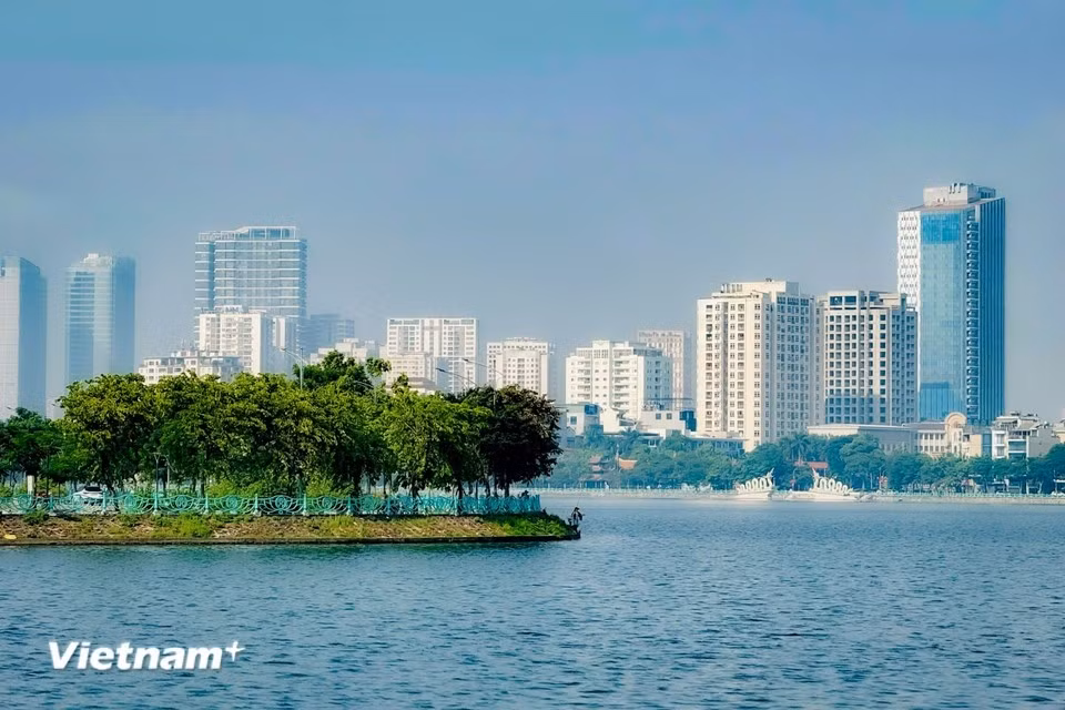 西湖碧波浩渺，四周绿树成荫，景色宁静宜人。图自 越通社《Vietnam+》