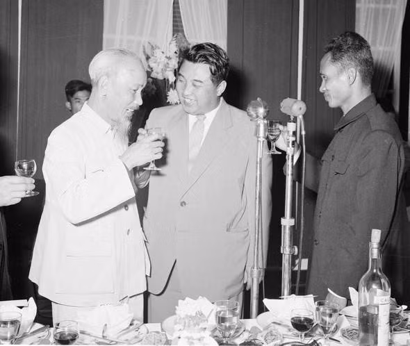 1958年11月29日，胡志明主席与范文同总理在河内举行招待会，欢迎朝鲜总理金日成对越南进行友好访问。图自 越通社