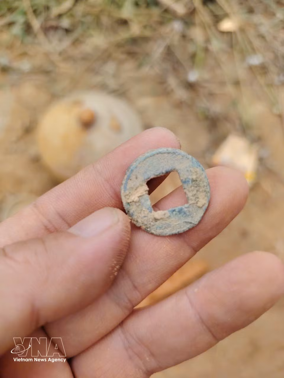 发掘发现多件釉陶、铜钱及金属器物。图自 越南通讯社