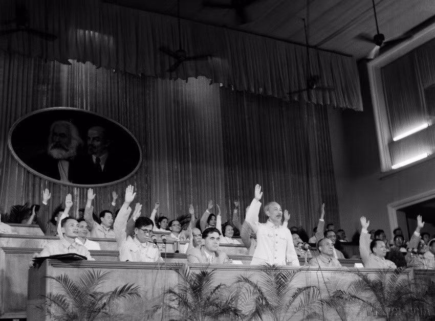 1960年9月，胡志明主席与代表们在越南共产党第三次全国代表大会上一同表决通过各项文件。图自 越通社