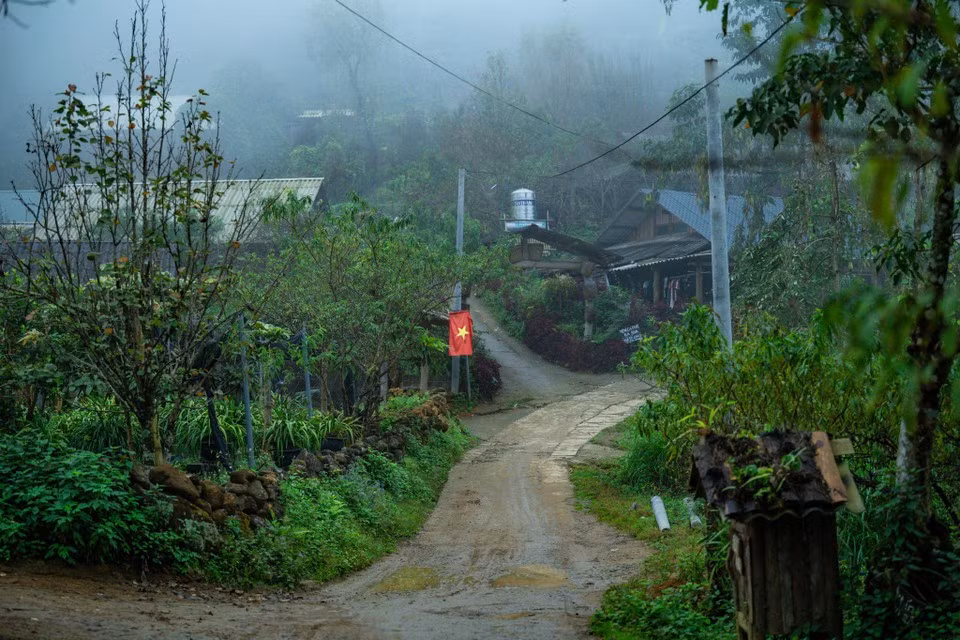 新水湖是赫蒙族同胞的聚居地，该村还以居民社区“四不”准则闻名：不饮酒、不赌博、不使用违禁物品、不破坏家庭幸福。图自 越通社《Vietnam+》