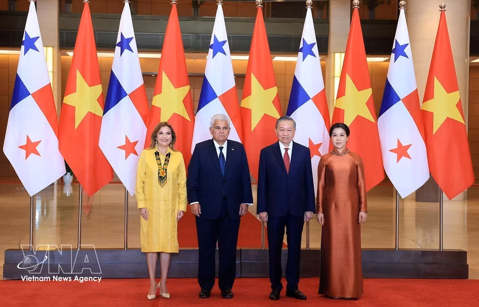 越共中央总书记、国家主席苏林与夫人迎接巴拿马总统何塞·劳尔·穆利诺及夫人。图自 越通社