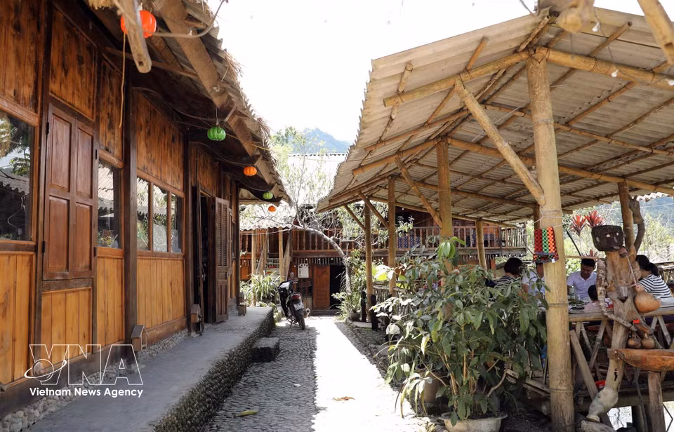 随着社会不断发展，劳寨村寨人民依然保留着传统民居的特色。图自 越通社