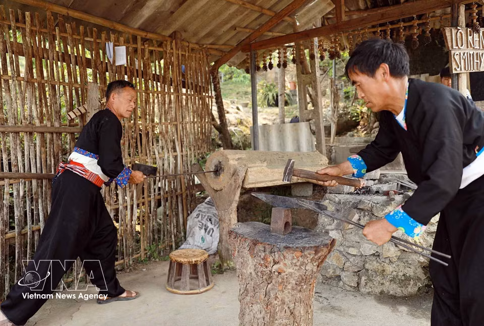 在劳寨村寨，村民在日常生活中依然穿着民族传统服饰。图自 越通社