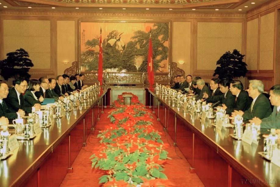 2000年12月，越南和中国签署关于《新世纪全面合作的联合声明》，为深化两国各个领域合作关系发展指明方向。图为：中国国家主席江泽民同正在对中国进行正式访问的越南国家主席陈德良举行会谈（北京，2000年12月25日）。图自 越通社