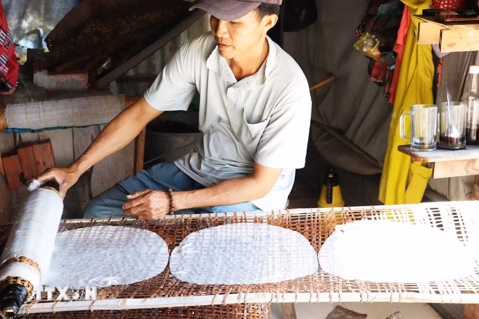 将刚刚制作好的米皮放置在架子上，进行晾晒至干。图自 越通社