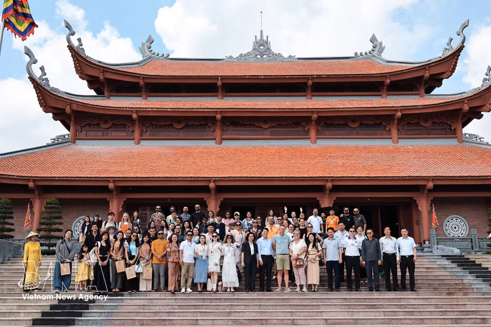 国际代表团在越南民族文化旅游村合影留念。图自 越通社