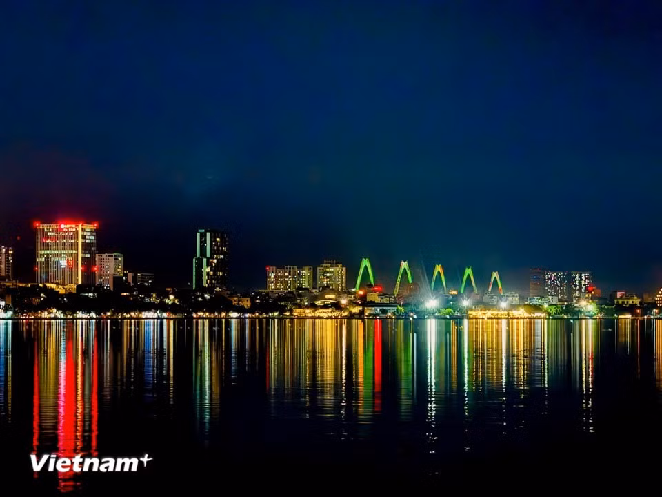 夜色中的西湖宁静安谧，与白日的喧闹节奏形成鲜明对比。图自 越通社《Vietnam+》