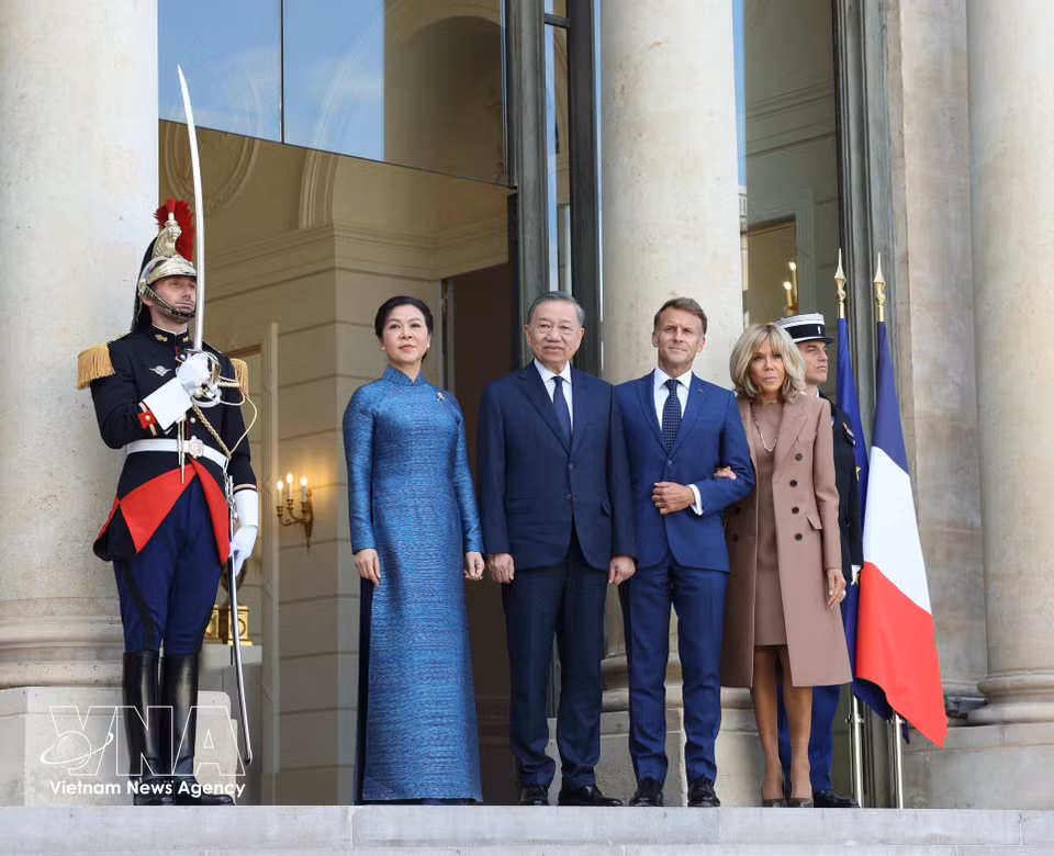 法国总统埃马纽埃尔·马克龙和夫人在巴黎爱丽舍宫举行仪式，欢迎越共中央总书记、国家主席苏林和夫人对法国进行正式访问。图自 越通社