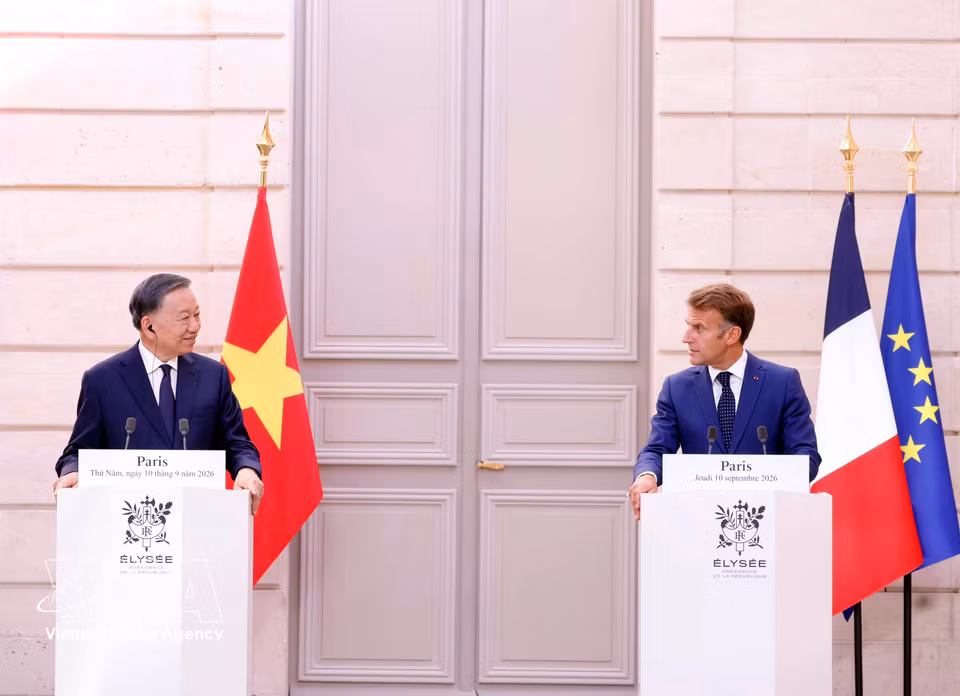 越共中央总书记、国家主席苏林与法国总统埃马纽埃尔·马克龙共同会见记者，通报会谈结果。图自 越通社