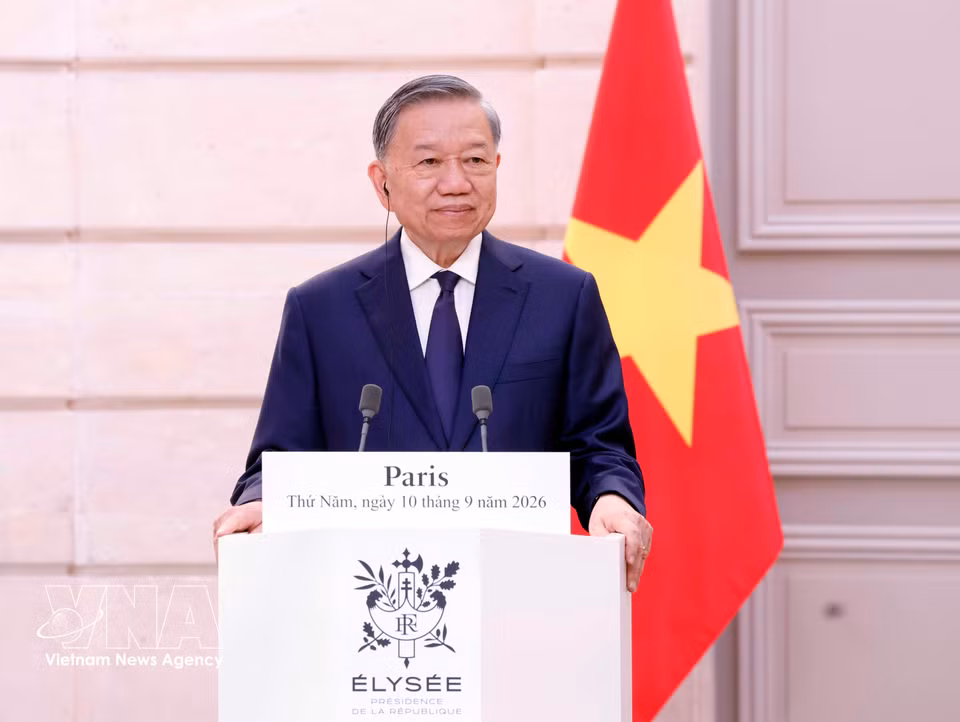 越共中央总书记、国家主席苏林与法国总统埃马纽埃尔·马克龙共同会见记者，通报会谈结果。图自 越通社