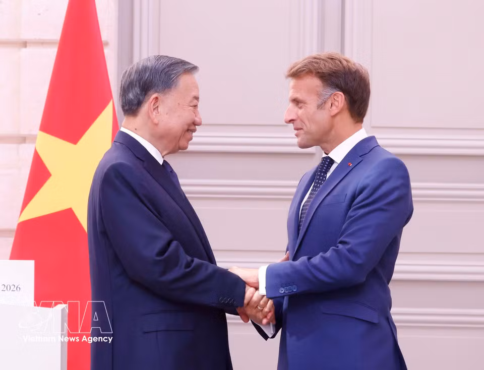 越共中央总书记、国家主席苏林与法国总统埃马纽埃尔·马克龙共同会见记者，通报会谈结果。图自 越通社