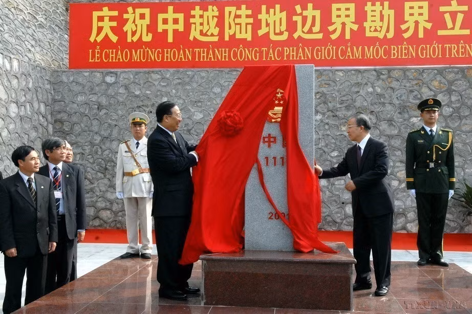 越南政府副总理、外交部长范家谦与中国国务委员戴秉国在越中陆地边界勘界立碑圆满结束仪式上，为伫立中越两国边境的第１１１７号界碑揭幕（2009年2月23日）。图自 越通社