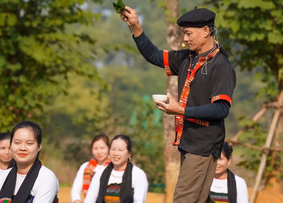 巫师作为仪式的主持人，将竹叶浸入酒碗中，四周撒洒，以清除不祥之物，驱散妖魔。图自 越通社
