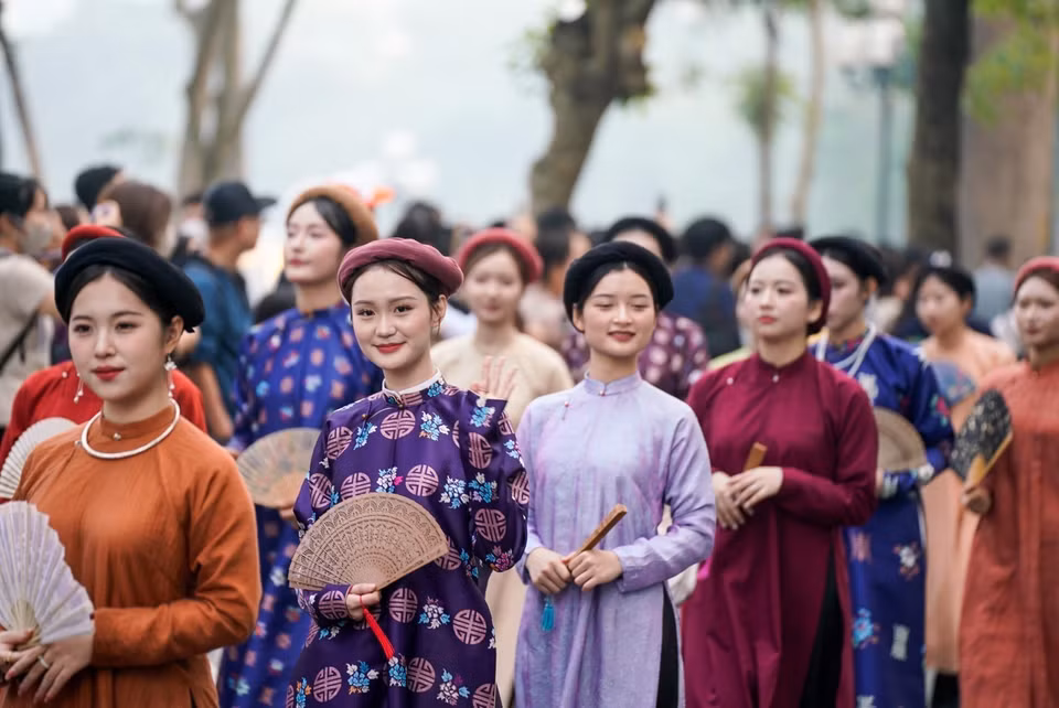 少女身着越南传统古服，神采焕发。图自 越通社