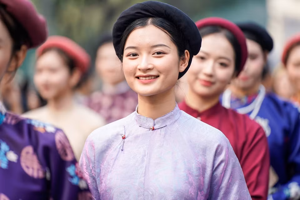 少女身着越南传统古服，神采焕发。图自 越通社