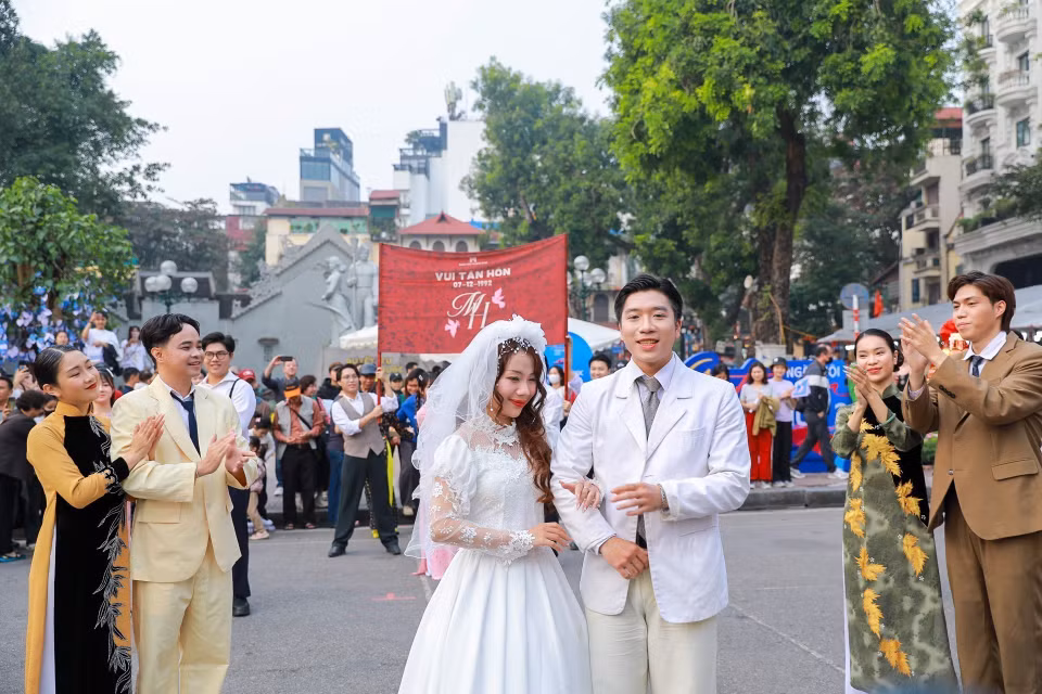 巡游队伍环绕还剑湖行进。图自 越通社