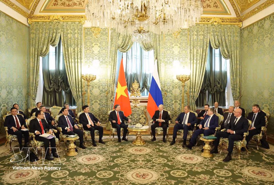 越共中央总书记、国家主席苏林同俄罗斯联邦总统弗拉基米尔·普京举行小范围会晤。图自 越通社