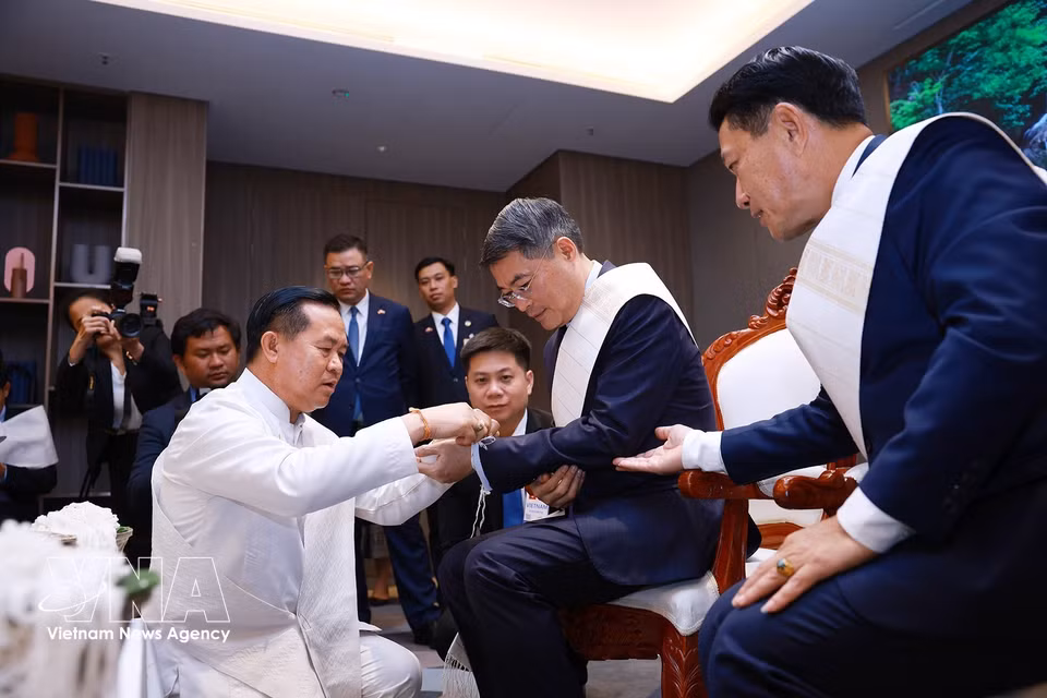 越南政府总理黎明兴出席老挝传统拴线仪式。图自 越通社