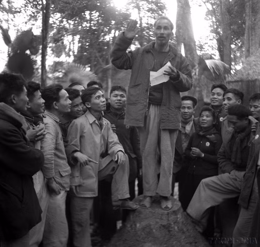 1951年3月3日，胡志明主席与参加越明和联越统一大会的代表们亲切交流。在此次大会上，印度支那共产党（当时的越南共产党的名称）更名为越南劳动党。图自 越通社
