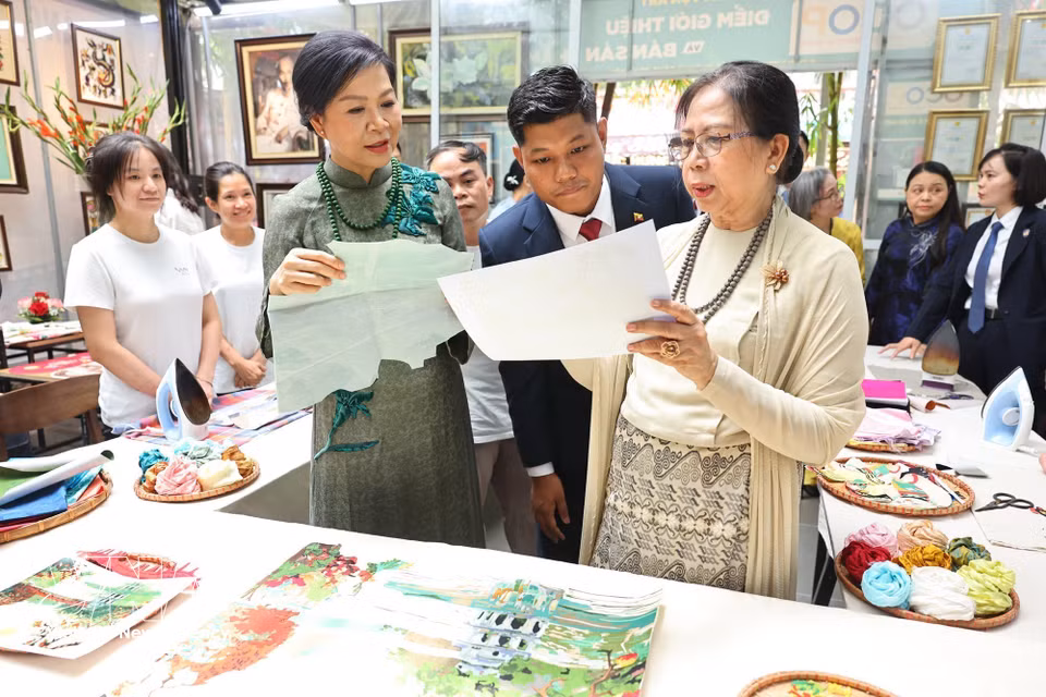 越共中央总书记、国家主席苏林夫人与缅甸总统敏昂莱夫人探访万福丝绸村。图自 越通社