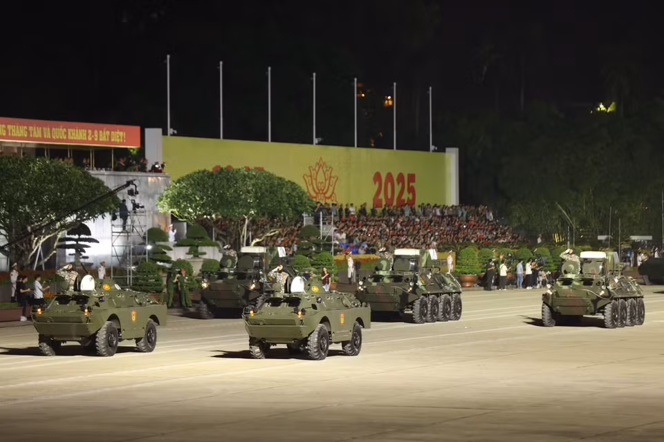 步兵战车方阵参加综合演练。图自 越通社