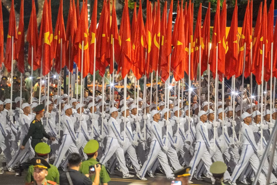 红旗方阵行进在河内街头。图自 越通社