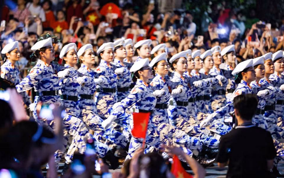各阅兵和游行方阵在首次综合演练中行进于河内街头。图自 越通社