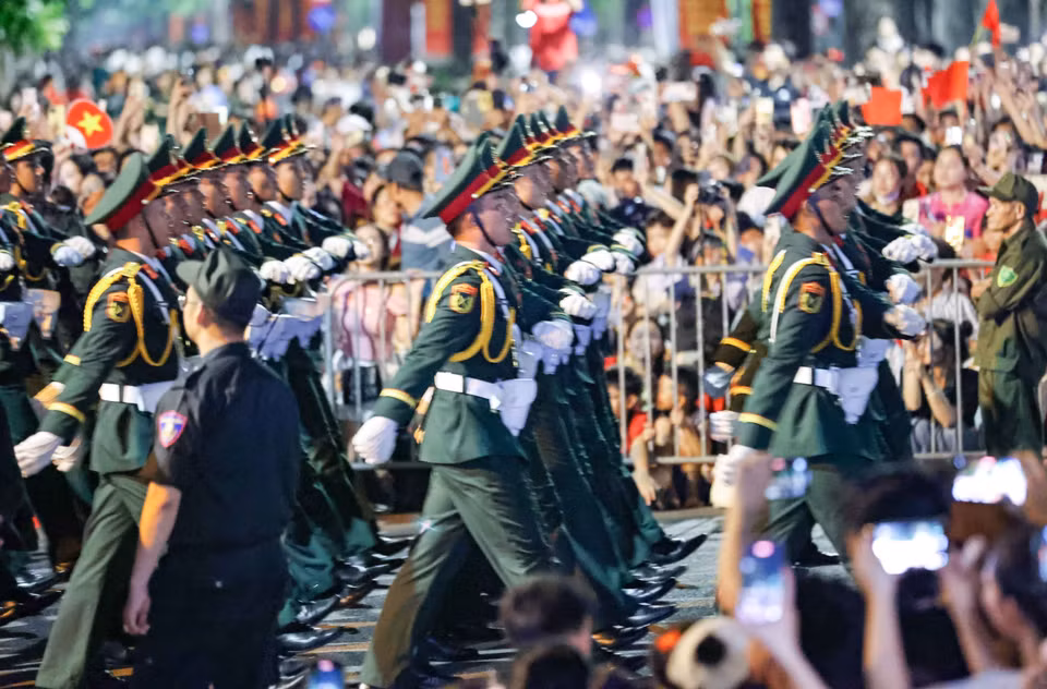 各阅兵和游行方阵在首次综合演练中行进于河内街头。图自 越通社