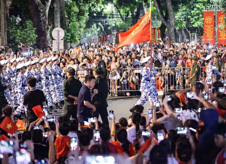 民众翘首期盼阅兵与游行方阵行进于河内街头。图自越通社。