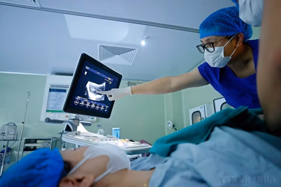 依托先进的医疗技术，河内妇产医院的体外受精（IVF）技术已帮助数万家庭圆了生育梦。图为医生向患者宣布胚胎已成功植入子宫。图自 越通社