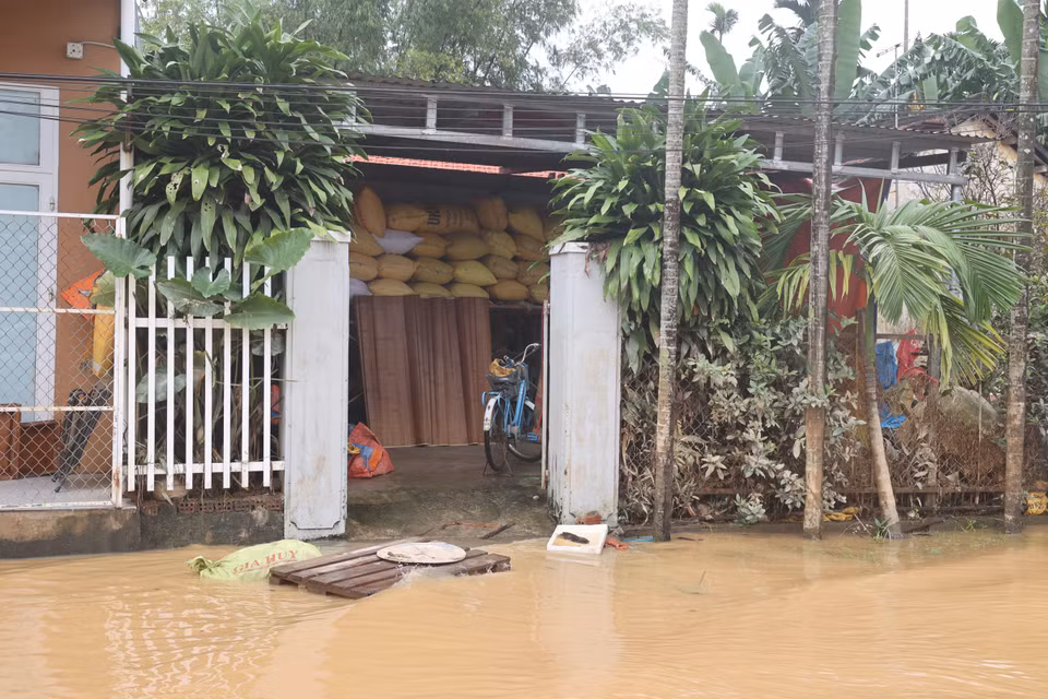 岘港市秋盆河的永奠支流水位上涨，倒灌进入安胜坊居民住宅，造成严重内涝，影响日常生活。图自 越通社