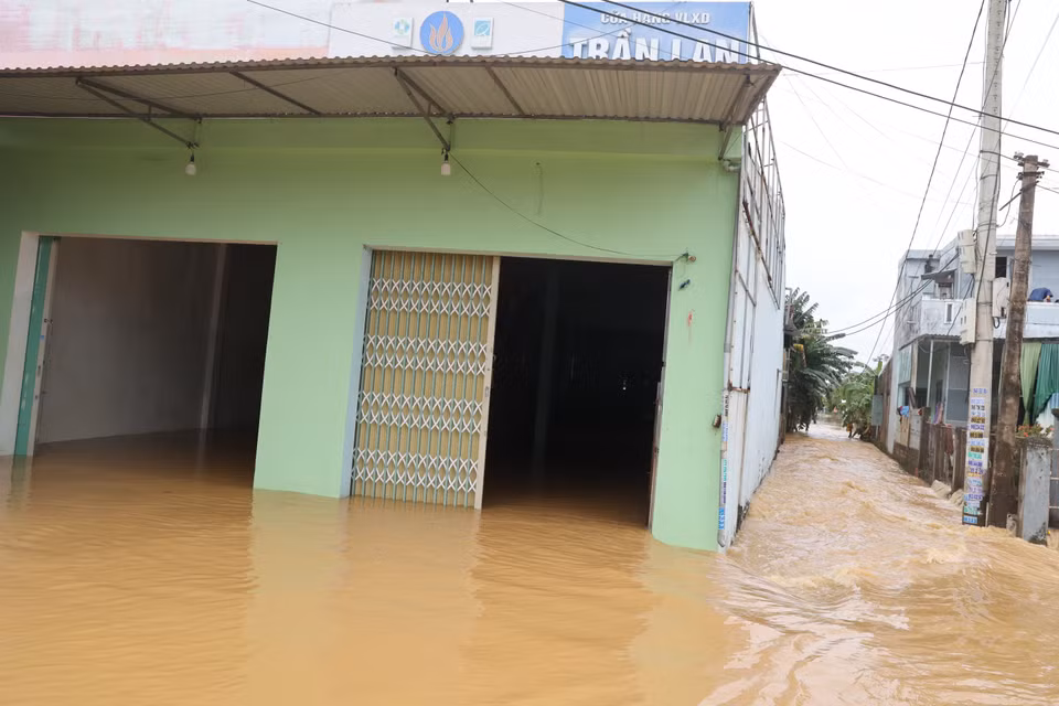 岘港市秋盆河的永奠支流水位上涨，倒灌进入安胜坊居民住宅，造成严重内涝，影响日常生活。图自 越通社