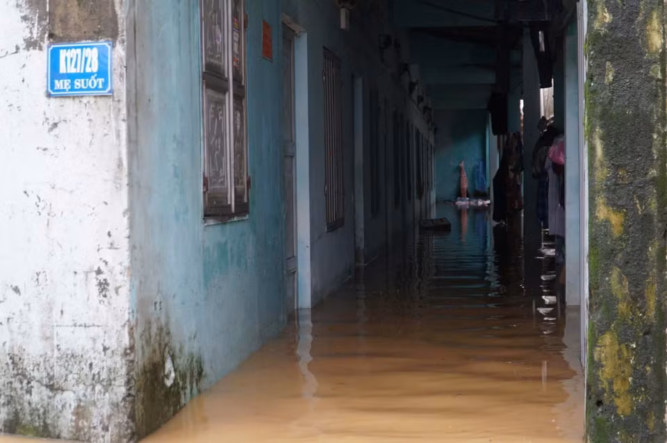 强降雨导致水涌入居民住宅，造成严重内涝。图自 越通社