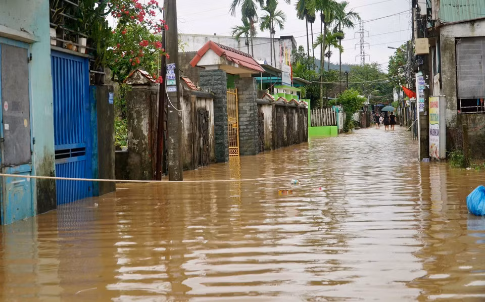 强降雨导致水涌入居民住宅，造成严重内涝。图自 越通社