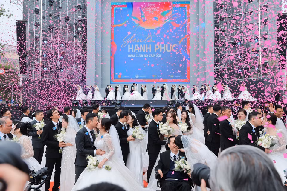 80对新人共同参与集体婚礼活动。图自 越通社