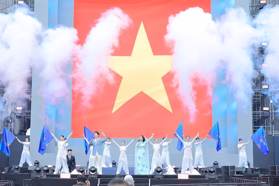 《你好，越南——万千个越南梦想》精彩上演，为集体婚礼拉开序幕。图自 越通社