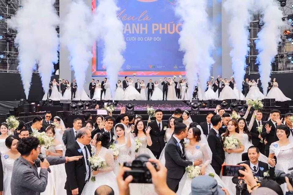 80对新人共同参与集体婚礼活动。图自 越通社