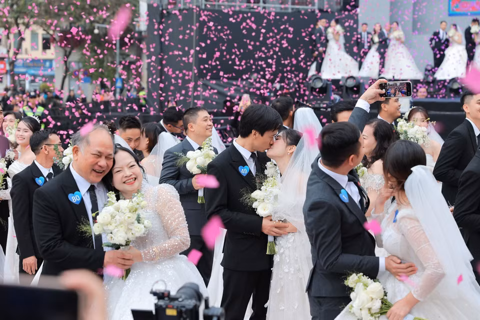 80对新人共同参与集体婚礼活动。图自 越通社