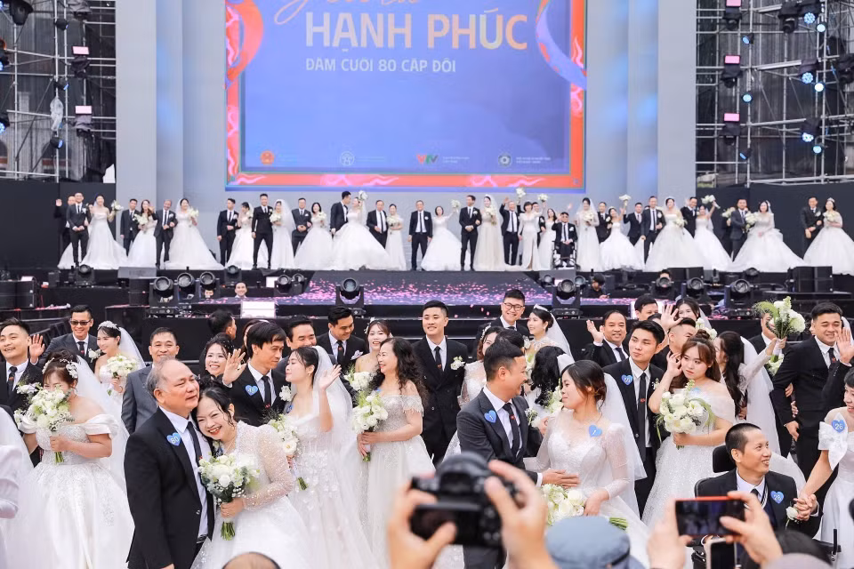 80对新人共同参与集体婚礼活动。图自 越通社