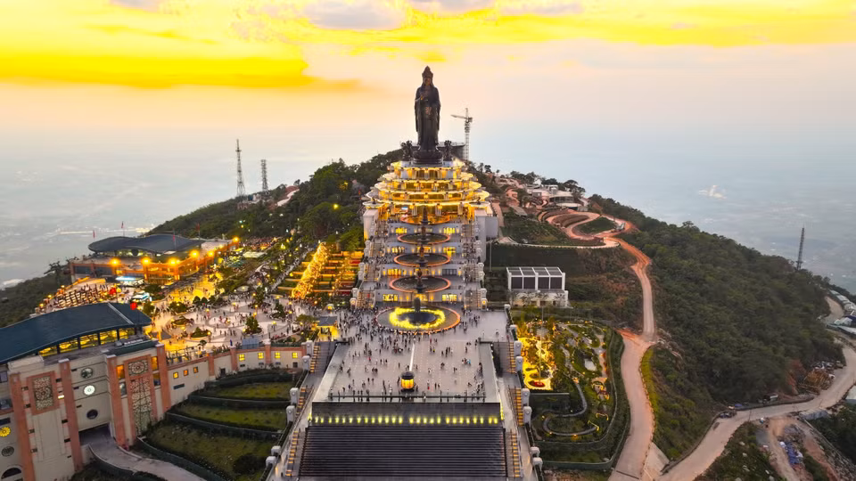 黄昏时分，黑婆山国家旅游区在霞光映照下展现出一幅别具一格的壮美全景。图自 越通社