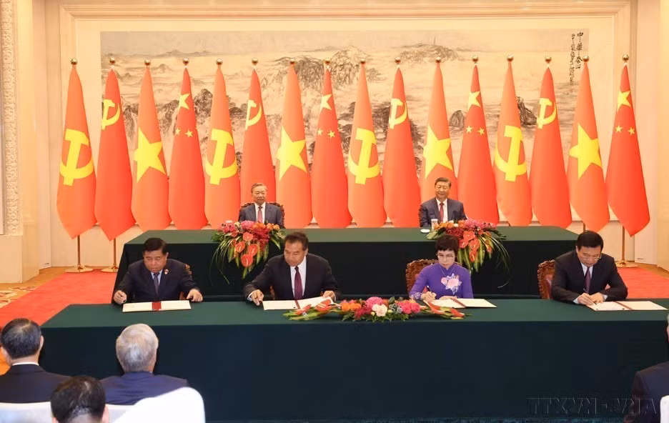越共中央总书记、国家主席苏林与中共中央总书记、国家主席习近平共同见证了越通社与新华社（右侧）合作协议，越南计划与投资部与中国国家国际发展合作署（左侧）关于社会民生领域合作谅解备忘录（2024年8月19日）的签字仪式。图自 越通社