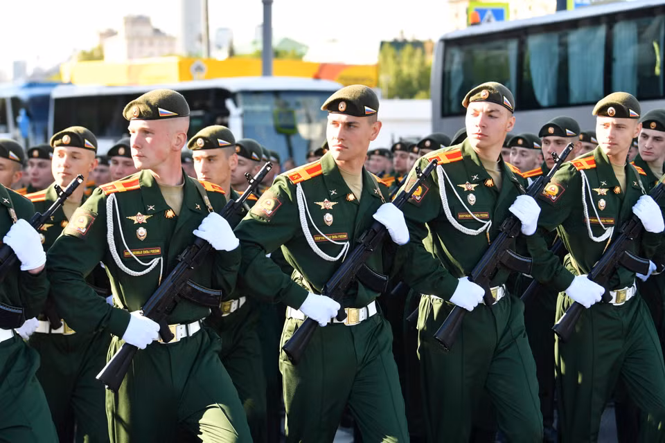 俄罗斯士兵参加在俄罗斯莫斯科举行的纪念反法西斯战争胜利阅兵式。图自越通社