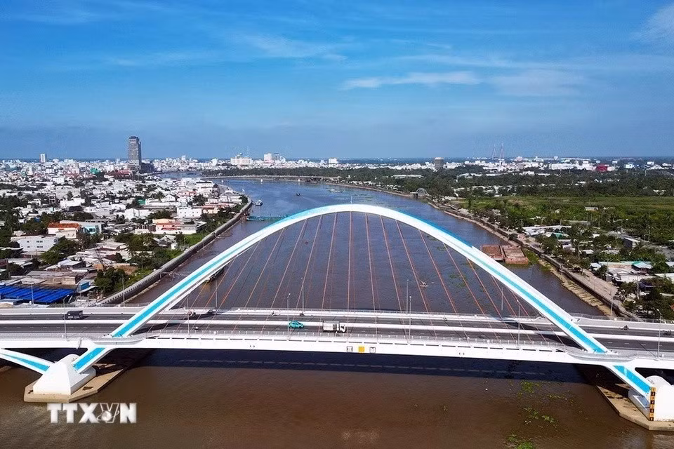 陈黄娜桥采用钢拱设计，连接1A国道与市区主要道路，有效缓解了市中心的交通压力和拥堵现象。图自 越通社