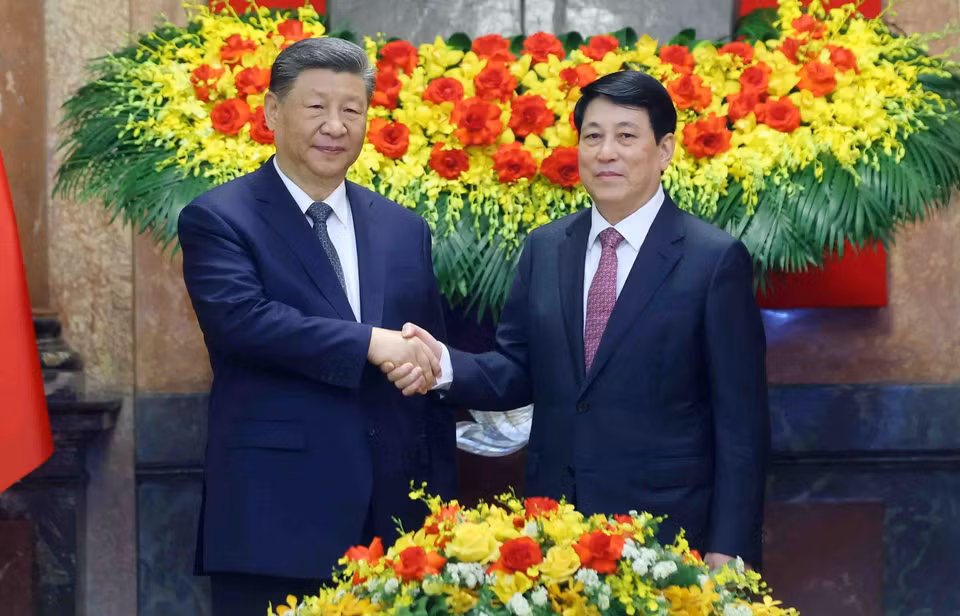 越南国家主席梁强同中共中央总书记、国家主席习近平合影留念。图自 越通社