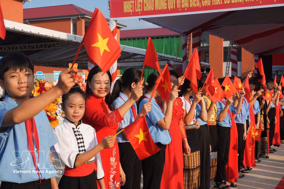 越南全国学生热烈参加新学年开学典礼。图自 越通社