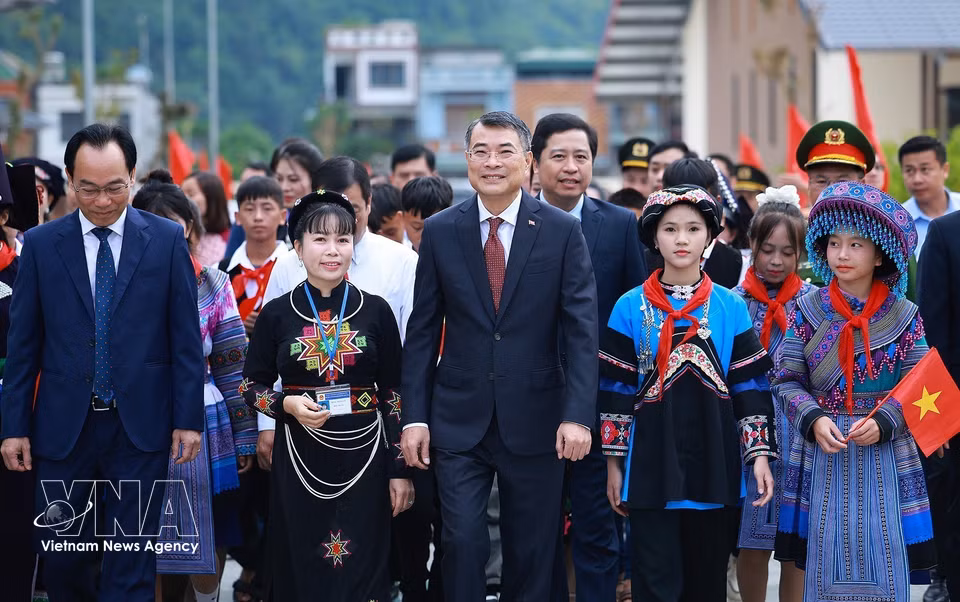 越南政府总理黎明兴出席芒姜九年一贯制学校新学年开学典礼。图自 越通社