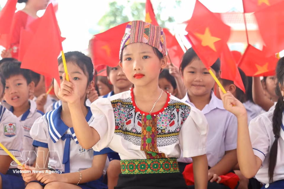 越南全国学生热烈参加新学年开学典礼。图自 越通社
