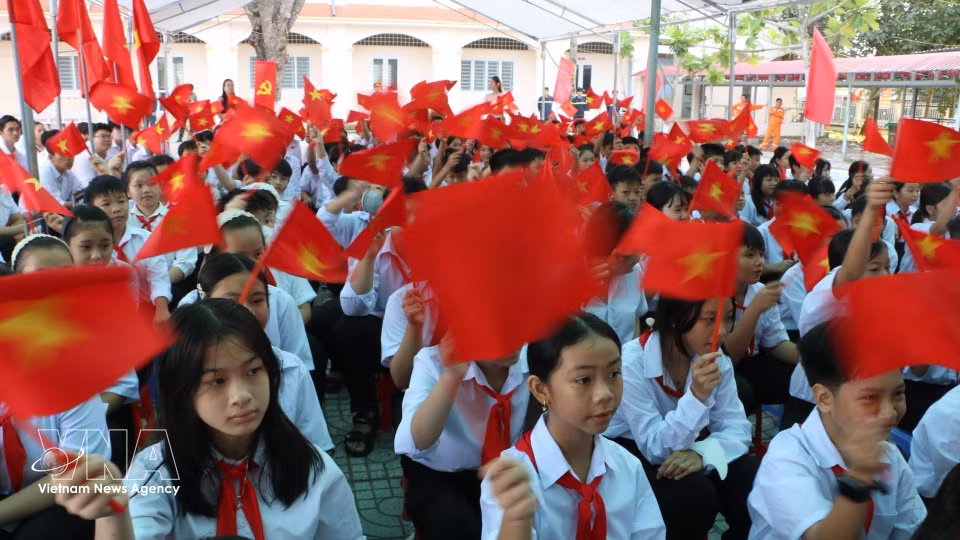 越南全国学生热烈参加新学年开学典礼。图自 越通社