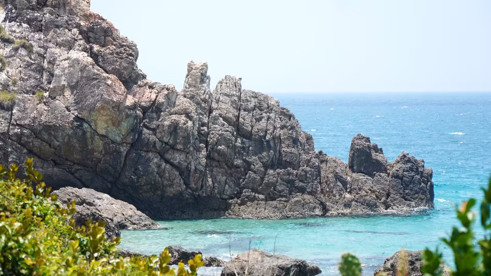 远远望去，龙鳞角宛如一条腾跃而出、昂首伸向浩瀚大海的巨龙。图自 越通社